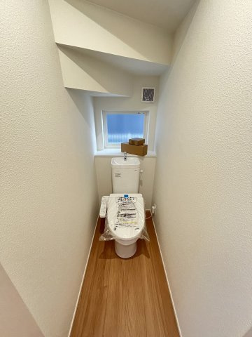 【トイレ】 | 糟屋郡第1宇美町神武原1丁目　1号棟（全3棟）【仲介手数料無料・0円】 | 現地写真。