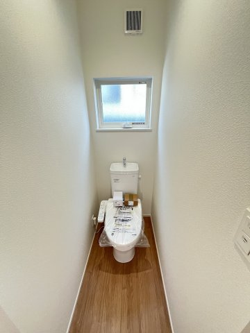 【トイレ】 | 糟屋郡第1宇美町神武原1丁目　1号棟（全3棟）【仲介手数料無料・0円】 | 現地写真。2階にもトイレです。