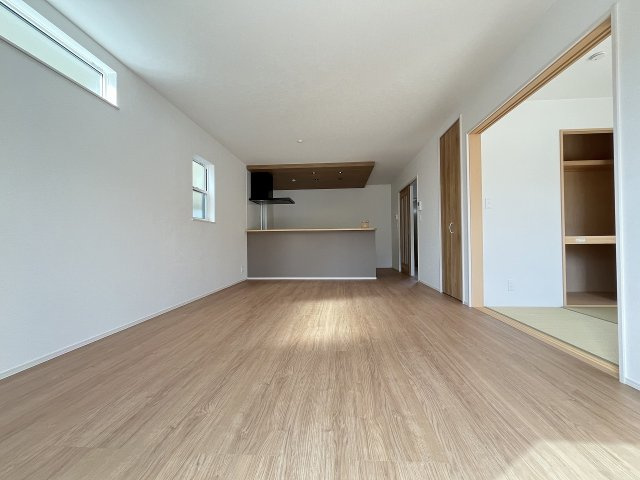 【居間・リビング】 | 糟屋郡第1宇美町神武原1丁目　1号棟（全3棟）【仲介手数料無料・0円】 | 現地写真。リビングです。