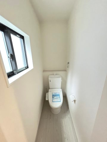 【トイレ】 | 福岡市南区大平寺2丁目4期　3号棟（全3棟）【仲介手数料無料・0円】 | 現地写真。1階のトイレです。