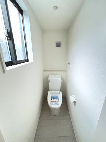 【トイレ】 | 福岡市南区大平寺2丁目4期　3号棟（全3棟）【仲介手数料無料・0円】 | 現地写真。2階にもトイレです。