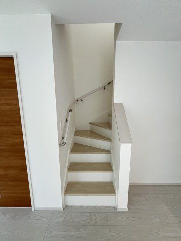 【内装】 | 福岡市南区大平寺2丁目4期　3号棟（全3棟）【仲介手数料無料・0円】 | 現地写真。2階へ上がる階段です。手摺もついて安全ですね。