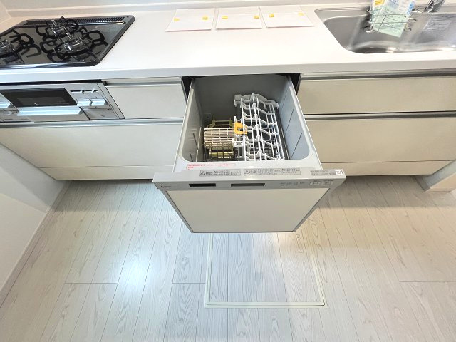 【キッチン】 | 福岡市南区大平寺2丁目4期　3号棟（全3棟）【仲介手数料無料・0円】 | 現地写真。食洗器が付いてます。