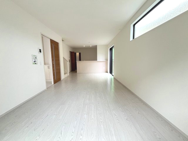 【居間・リビング】 | 福岡市南区大平寺2丁目4期　3号棟（全3棟）【仲介手数料無料・0円】 | 現地写真。リビングです。