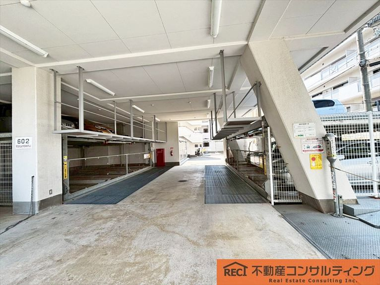 グランドヴィラ西宮の駐車場