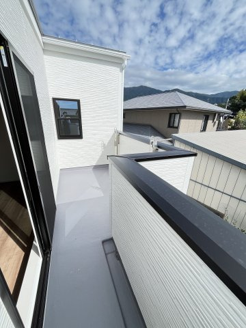 【バルコニー】 | 糟屋郡第1宇美町神武原1丁目　3号棟（全3棟）【仲介手数料無料・0円】 | 現地写真。