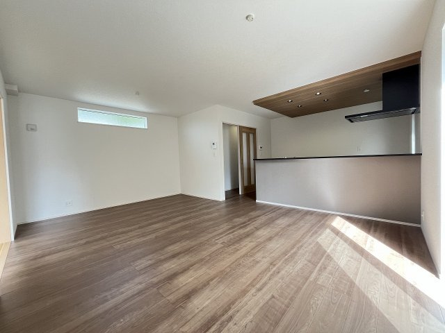 【居間・リビング】 | 糟屋郡第1宇美町神武原1丁目　3号棟（全3棟）【仲介手数料無料・0円】 | 現地写真。