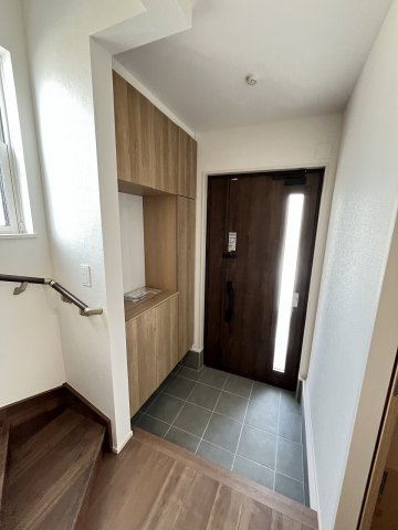 【玄関】 | 糟屋郡第1宇美町神武原1丁目　3号棟（全3棟）【仲介手数料無料・0円】 | 現地写真。