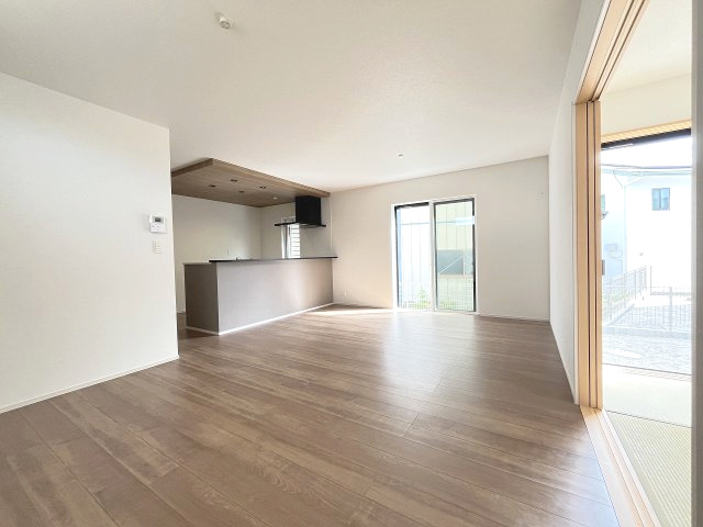 【居間・リビング】 | 糟屋郡第1宇美町神武原1丁目　3号棟（全3棟）【仲介手数料無料・0円】 | 現地写真。リビングです。