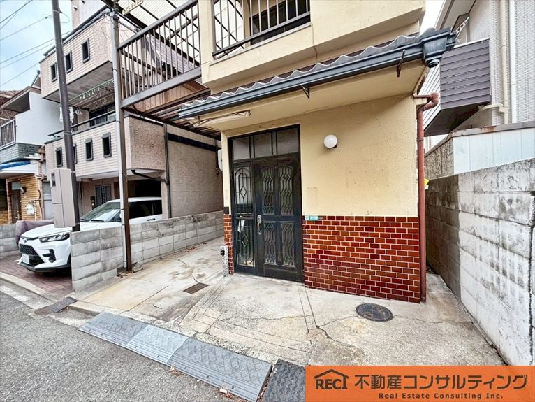 西宮市浜甲子園3丁目　中古戸建の駐車場