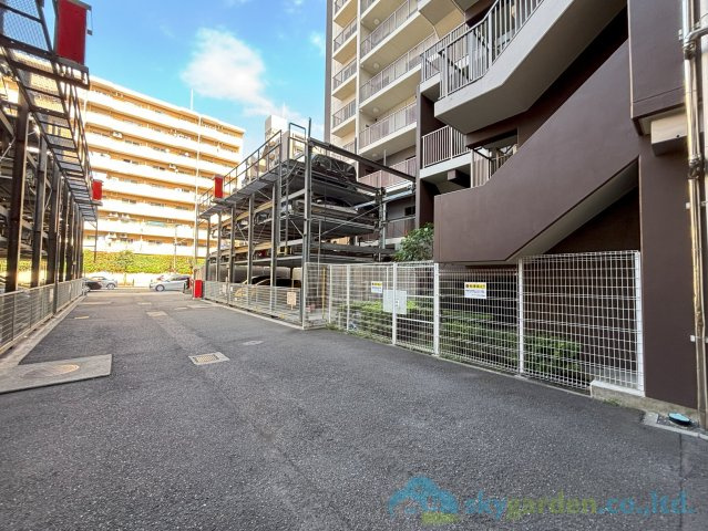 グランスイート本厚木の駐車場