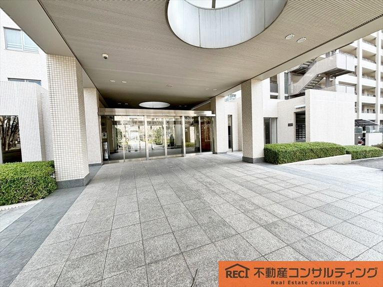 摩耶シーサイドプレイスイースト1番館のエントランス|便利な宅配BOX完備