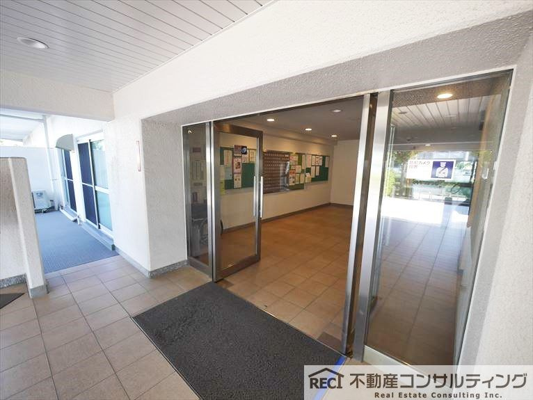 日商岩井香枦園マンション 二号棟のエントランス