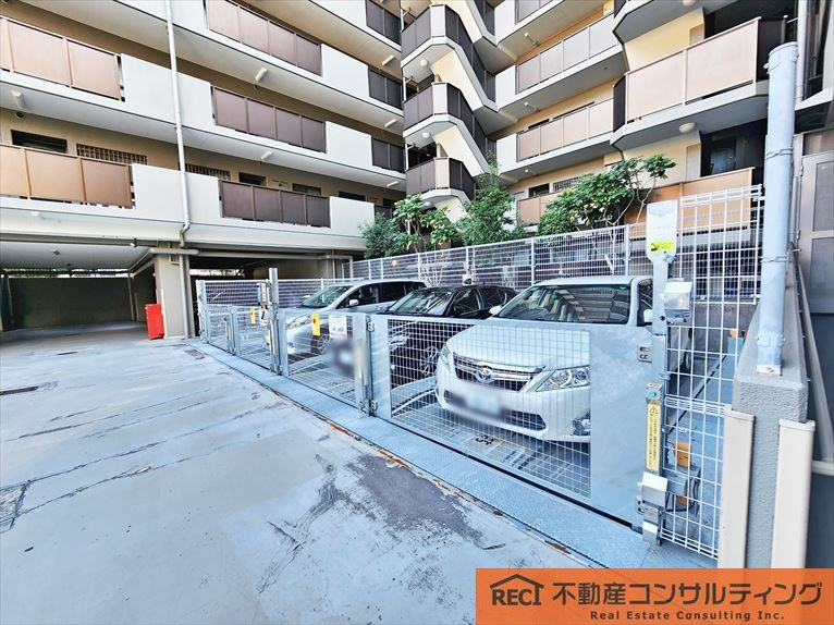 ファミール六甲の駐車場