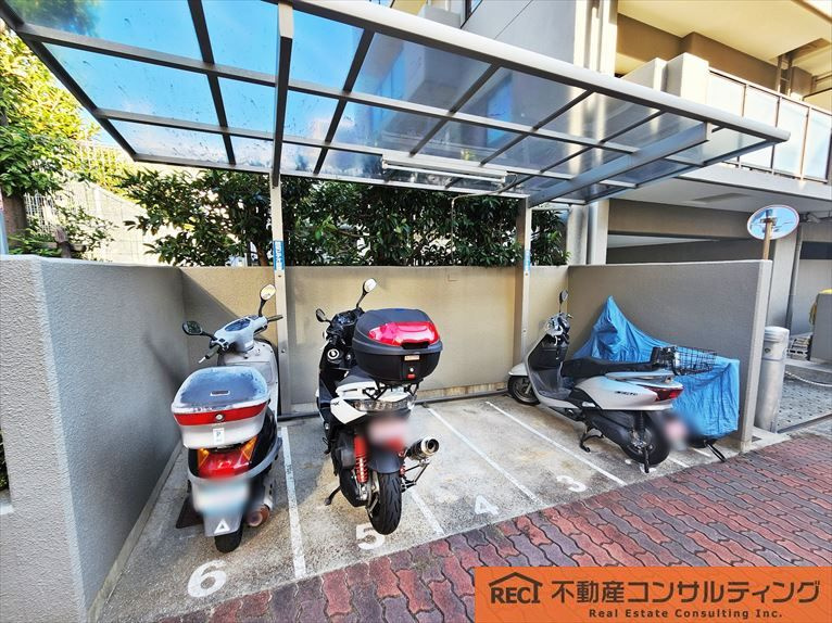 ファミール六甲の駐車場