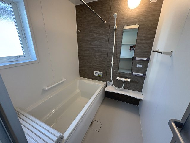 【浴室】 | 糟屋郡第1宇美町神武原1丁目　2号棟（全3棟）【仲介手数料無料・0円】 | 現地写真。浴室です。