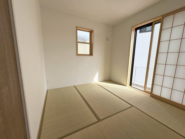 【和室】 | 糟屋郡第1宇美町神武原1丁目　2号棟（全3棟）【仲介手数料無料・0円】 | 現地写真。1階和室です。