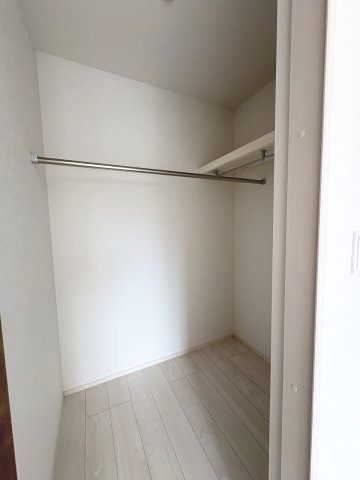 【収納】 | 糟屋郡第1宇美町神武原1丁目　2号棟（全3棟）【仲介手数料無料・0円】 | 現地写真。ウォークインクローゼットです。