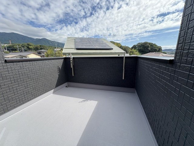 【バルコニー】 | 糟屋郡第1宇美町神武原1丁目　2号棟（全3棟）【仲介手数料無料・0円】 | 現地写真。