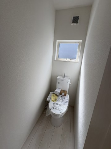 【トイレ】 | 糟屋郡第1宇美町神武原1丁目　2号棟（全3棟）【仲介手数料無料・0円】 | 現地写真。