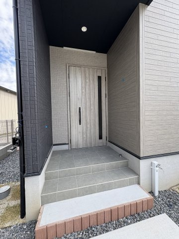 【玄関】 | 糟屋郡第1宇美町神武原1丁目　2号棟（全3棟）【仲介手数料無料・0円】 | 現地写真。