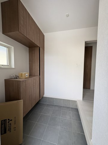 【玄関】 | 糟屋郡第1宇美町神武原1丁目　2号棟（全3棟）【仲介手数料無料・0円】 | 現地写真。