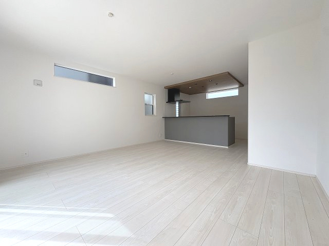 【居間・リビング】 | 糟屋郡第1宇美町神武原1丁目　2号棟（全3棟）【仲介手数料無料・0円】 | 現地写真。リビングです。