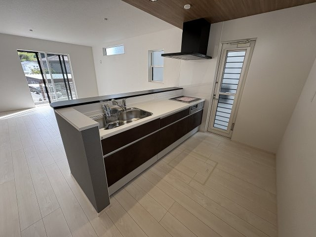 【キッチン】 | 糟屋郡第1宇美町神武原1丁目　2号棟（全3棟）【仲介手数料無料・0円】 | 現地写真。