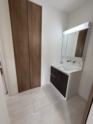 【洗面所】 | 糟屋郡第1宇美町神武原1丁目　2号棟（全3棟）【仲介手数料無料・0円】 | 現地写真。