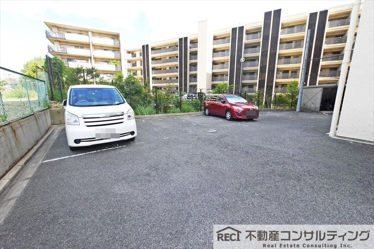夙川ビューハイツB棟の駐車場