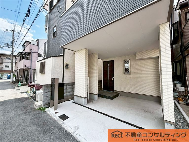 西宮市津門住江町　新築戸建の駐車場