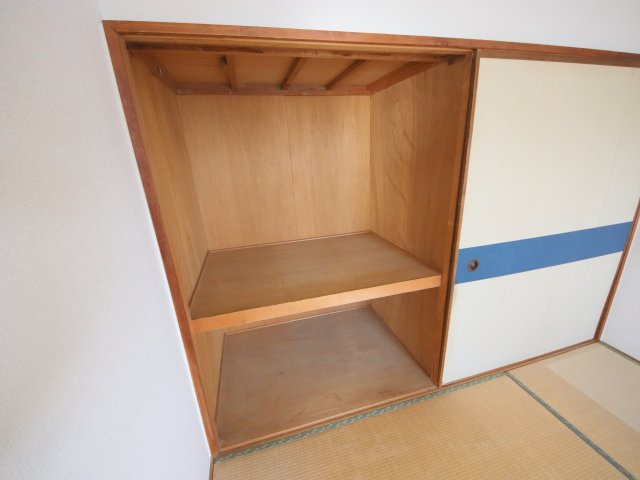 近鉄東生駒ガーデンハイツI棟の収納