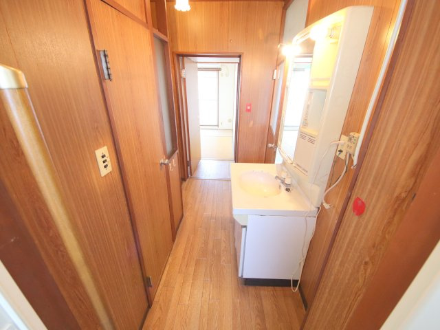 近鉄東生駒ガーデンハイツI棟の独立洗面台