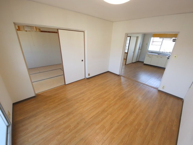 近鉄東生駒ガーデンハイツI棟の居間・リビング