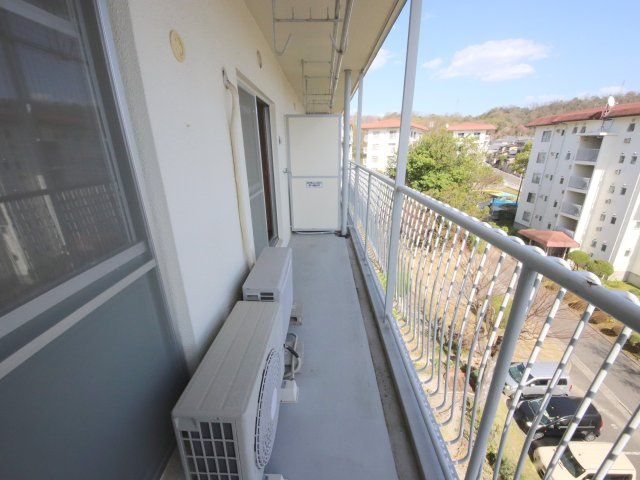 近鉄東生駒ガーデンハイツI棟のバルコニー