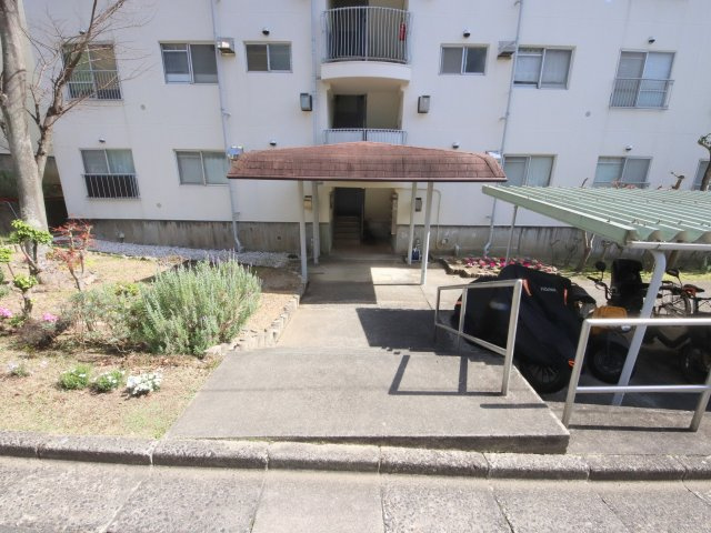 近鉄東生駒ガーデンハイツI棟の駐車場