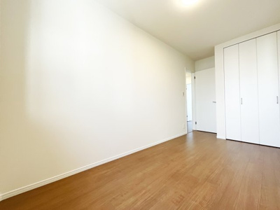 【洋室】 | 伏見区石田内里町　新築戸建 | こちらは西側5.7帖の洋室です。使いやすい広さですので、プライベートな時間もゆったりとお過ごしいただけます。こちらのお部屋にもクローゼットが設けられており、お部屋を広く使用できますね。