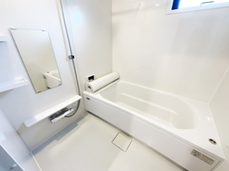 【浴室】 | 伏見区石田内里町　新築戸建 | 足を伸ばして浸かれる浴槽で一日の疲れをリフレッシュできます。