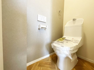 【トイレ】 | 伏見区石田内里町　新築戸建 | 暖房便座、温水洗浄機能付きで寒時でも安心です。各階にトイレが完備されており、朝の忙しい時間帯や来客時もスムーズで安心。