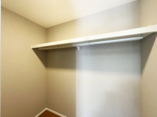 【収納】 | 伏見区石田内里町　新築戸建 | ウォークインクローゼットですとスーツケースなどの収納も簡単で便利ですね。