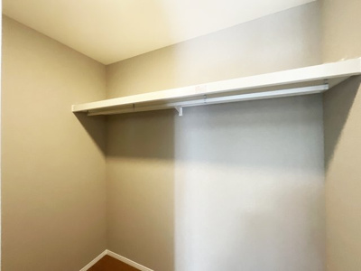 【収納】 | 伏見区石田内里町　新築戸建 | ウォークインクローゼットですとスーツケースなどの収納も簡単で便利ですね。