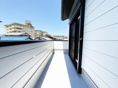 【バルコニー】 | 伏見区石田内里町　新築戸建 | バルコニーは南向きのワイドバルコニーで陽当り・風通し良好。洗濯物が早く乾きそうです。