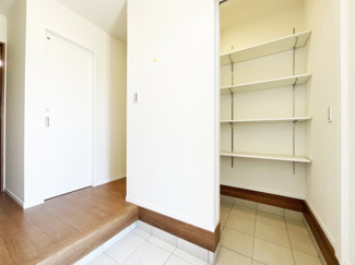 【玄関】 | 伏見区石田内里町　新築戸建 | 玄関にはシューズクローゼットが完備されています。便利な可動式棚ですので高さに合わせて調節ができます。大切な靴はもちろん、ベビーカーなども収納でき便利ですね。