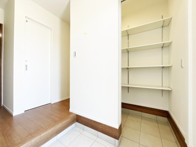【玄関】 | 伏見区石田内里町　新築戸建 | 玄関にはシューズクローゼットが完備されています。便利な可動式棚ですので高さに合わせて調節ができます。大切な靴はもちろん、ベビーカーなども収納でき便利ですね。