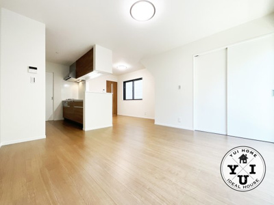 【居間・リビング】 | 伏見区石田内里町　新築戸建 | 令和7年7月完成の新築3LDK！！小型車1台駐車可能です。
ウォークインクローゼット・シューズクローゼット完備で充実の収納。