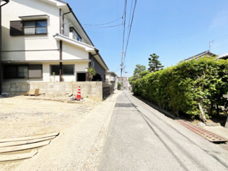 【前面道路含む現地写真】 | 伏見区石田内里町　新築戸建 |  （株）ゆいホームでは、ご購入・ご売却・住宅ローンなどのあらゆるご相談にお応えします。 もちろん相談は無料です！まずはお気軽にお電話下さい。