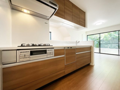 【キッチン】 | 伏見区石田内里町　新築戸建 | LDKは17帖とゆったりとした広さ、リビング階段で自然と家族が集まるリビングです。
キッチンは対面式のシステムキッチンですので、ご家族の会話も弾みますね。