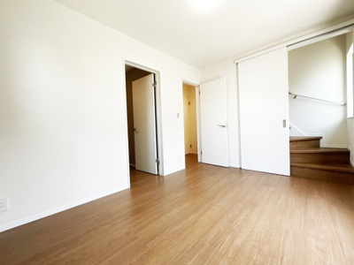 【洋室】 | 伏見区石田内里町　新築戸建 | こちらは7帖の洋室です。ウォークインクローゼット完備でしっかり収納ができます。
室内に設けられた階段から屋根裏収納へ上がれるので移動もスムーズです。