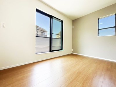 【洋室】 | 伏見区石田内里町　新築戸建 | 南向きのバルコニーに面しており、自然の光が差し込む明るいお部屋です。
