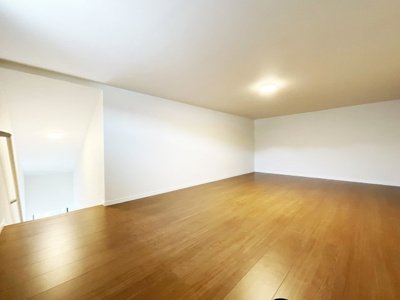 【収納】 | 伏見区石田内里町　新築戸建 | 屋根裏収納は7.5帖あり、季節物や普段使わない物などをしっかりと収納できます。
ダウンライト付きですので、いつでも明るい室内で整理ができます。